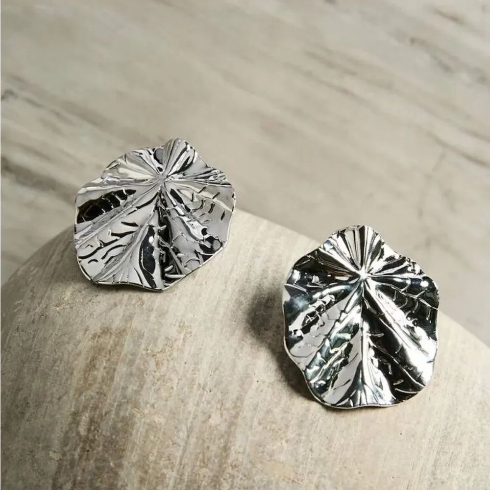 Textured Leaf Earrings Q848